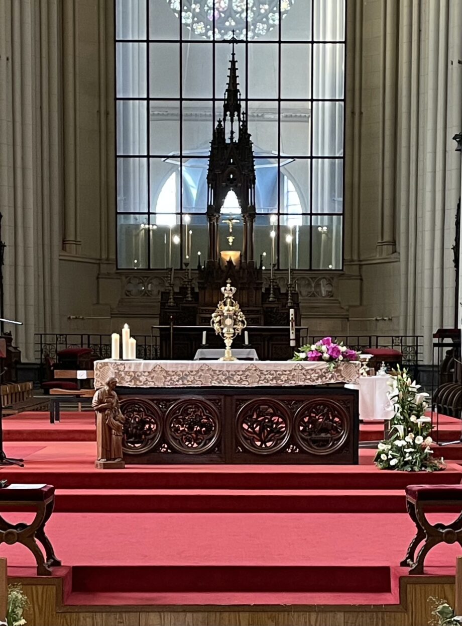 Saint Sacrement exposé dans l'église Notre-Dame de Laeken