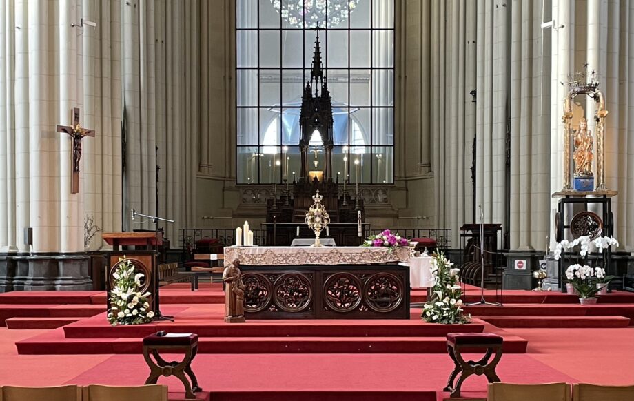 Saint Sacrement exposé dans l'église Notre-Dame de Laeken