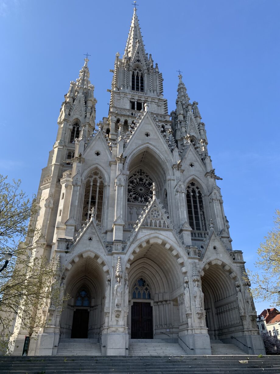 Photo de face de Notre Dame de Laeken église paroissiale à Bruxelles Belgique