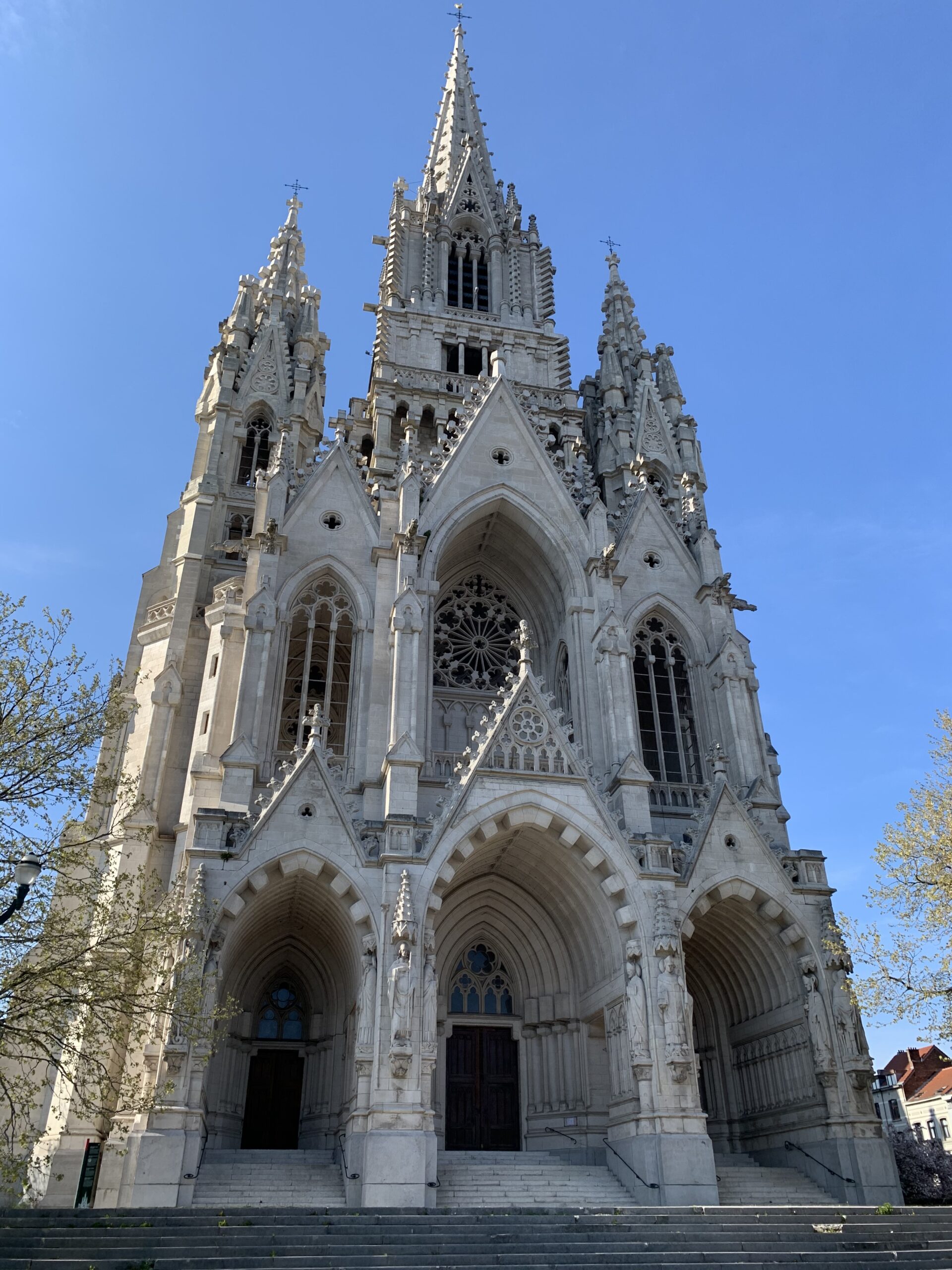 Photo de face de Notre Dame de Laeken église paroissiale à Bruxelles Belgique